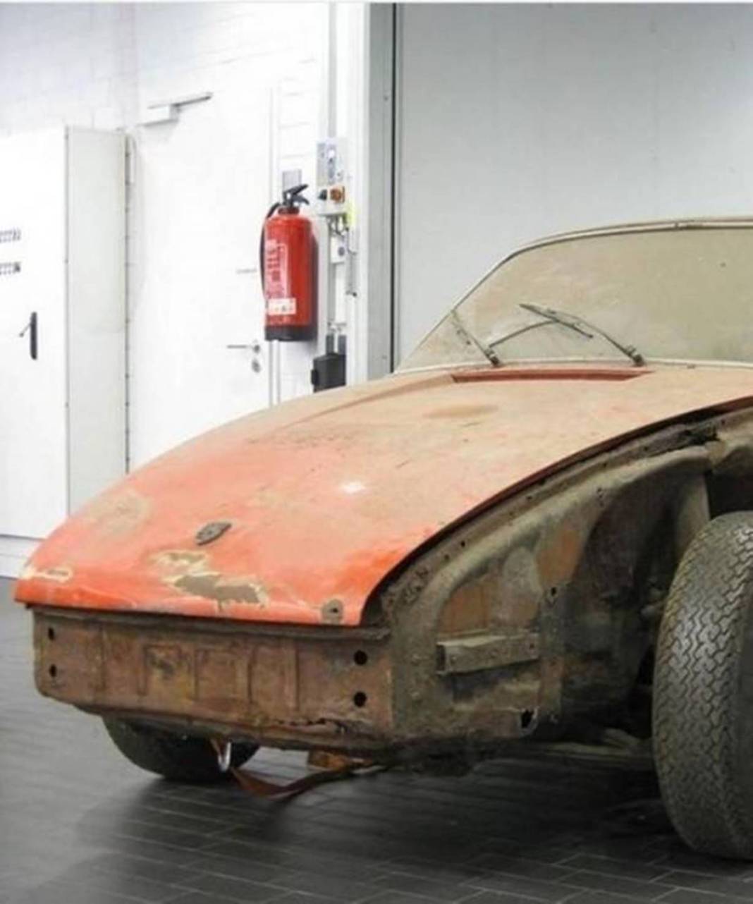 Neydi, ne oldu: Herkes bu arabanın peşinde! Hurdalıktan aldığı otomobilin son hali göz kamaştırdı 5